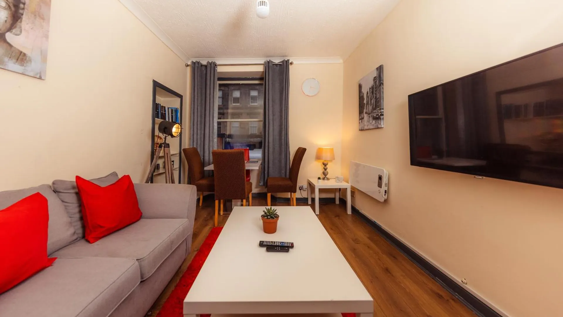 Contatos de In Old Town, Cozy 4 Bedroom Flat