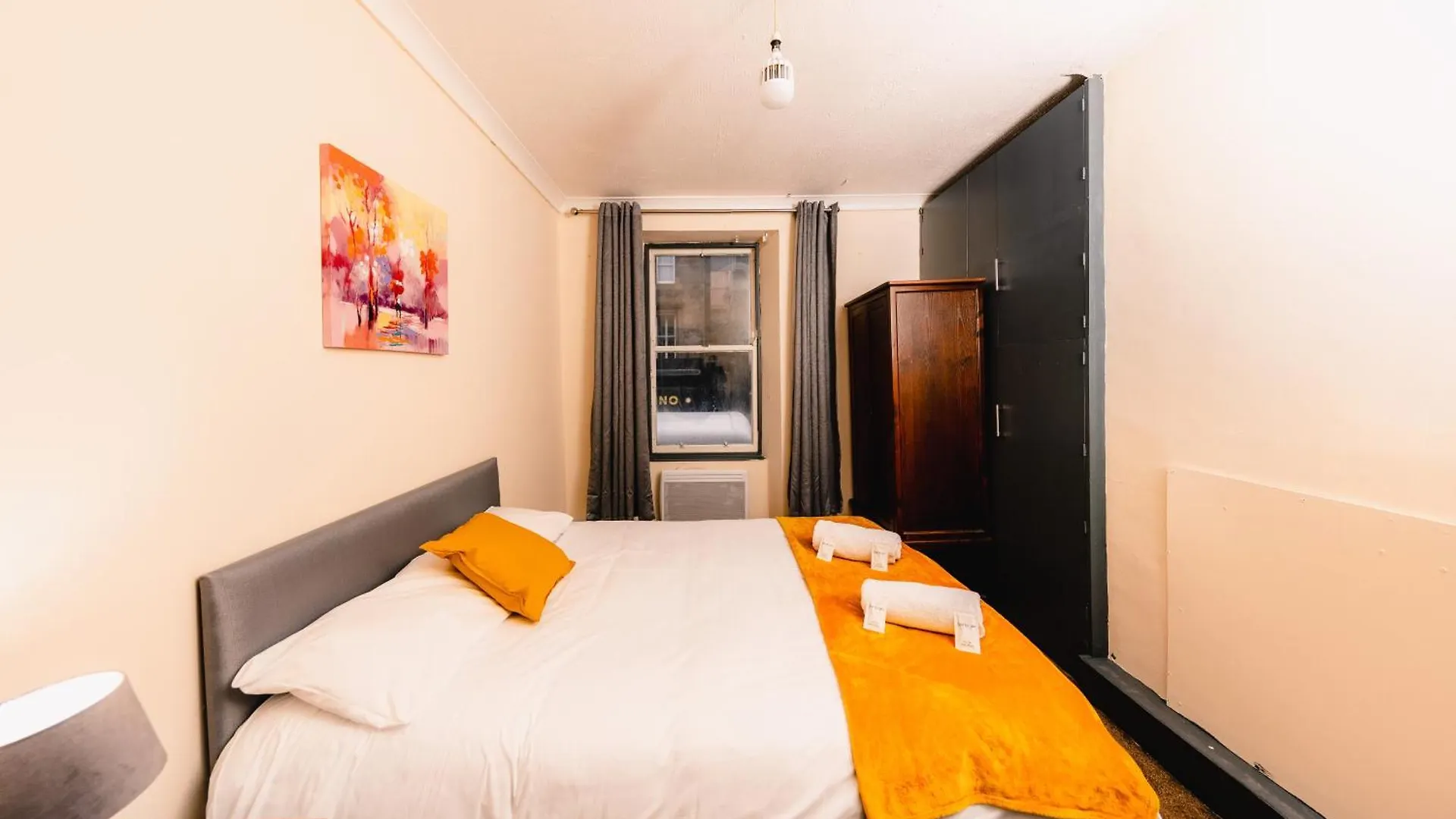 In Old Town, Cozy 4 Bedroom Flat Edimburgo